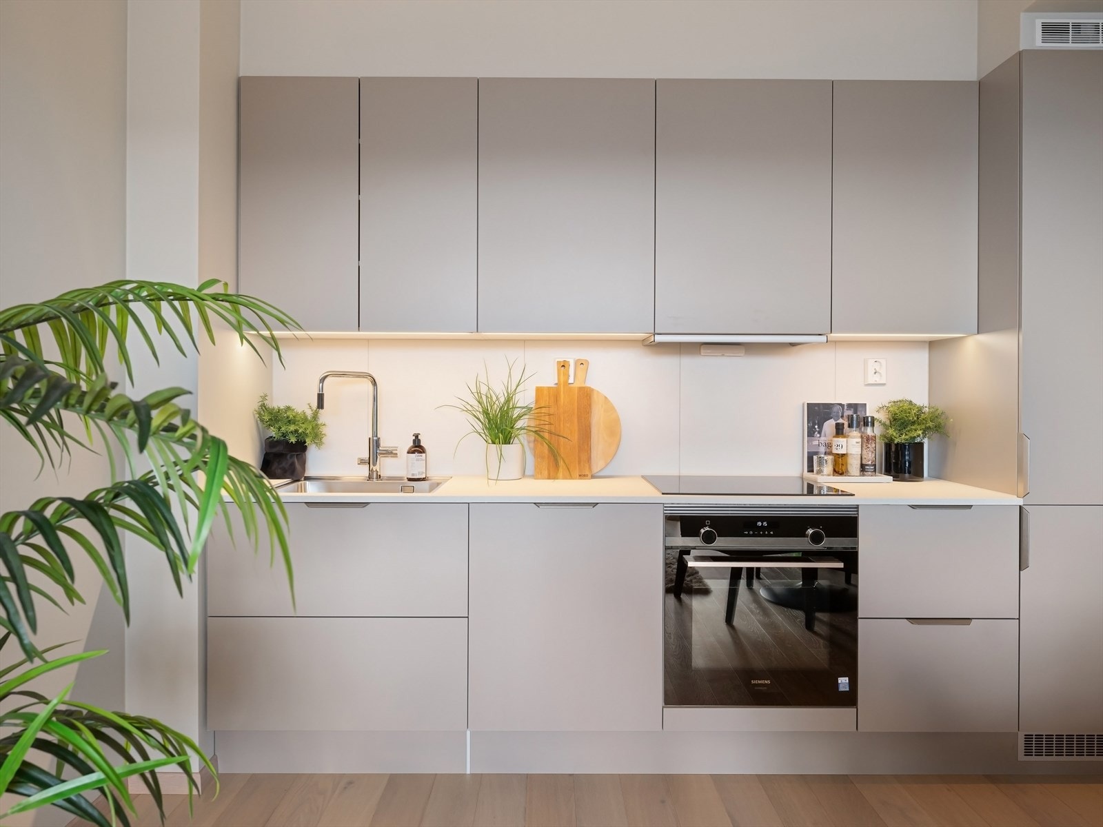 Elegant kjøkken med et delikat fargevalg som bryter fint opp Galleribilde