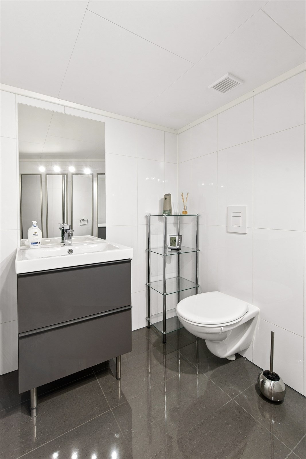 Toalettrom i kjelleretasjen. Galleribilde