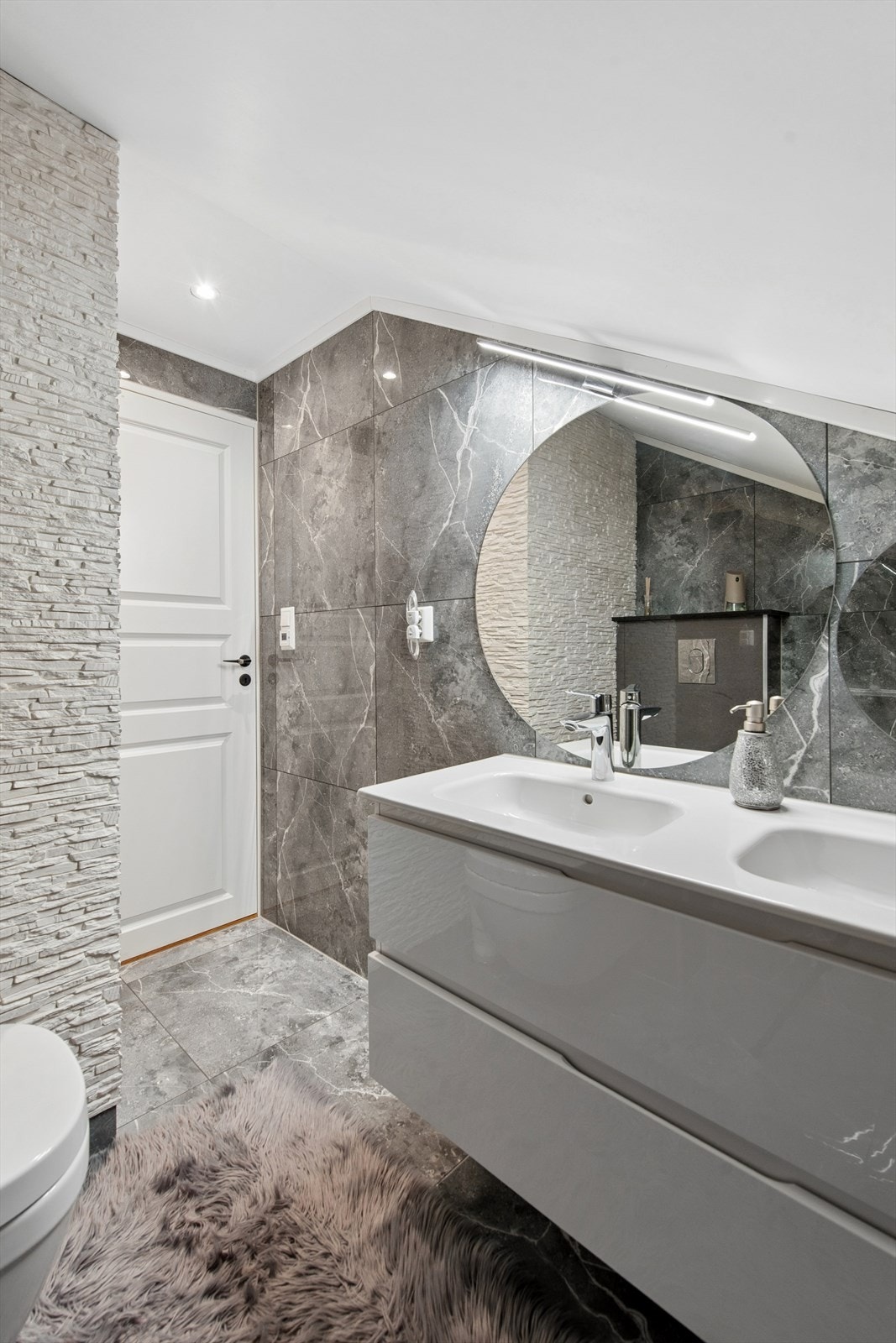 Toalettrom i loftsetasjen. Galleribilde