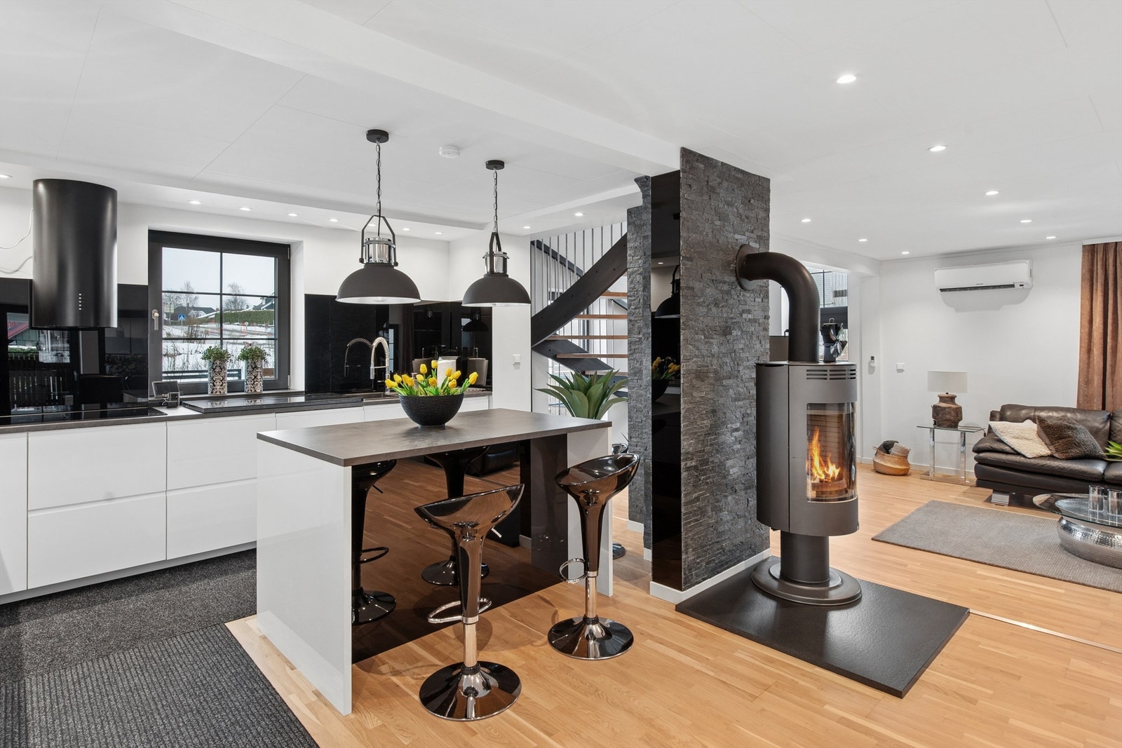 Åpen løsning mellom kjøkken, spisestue og stue. Galleribilde