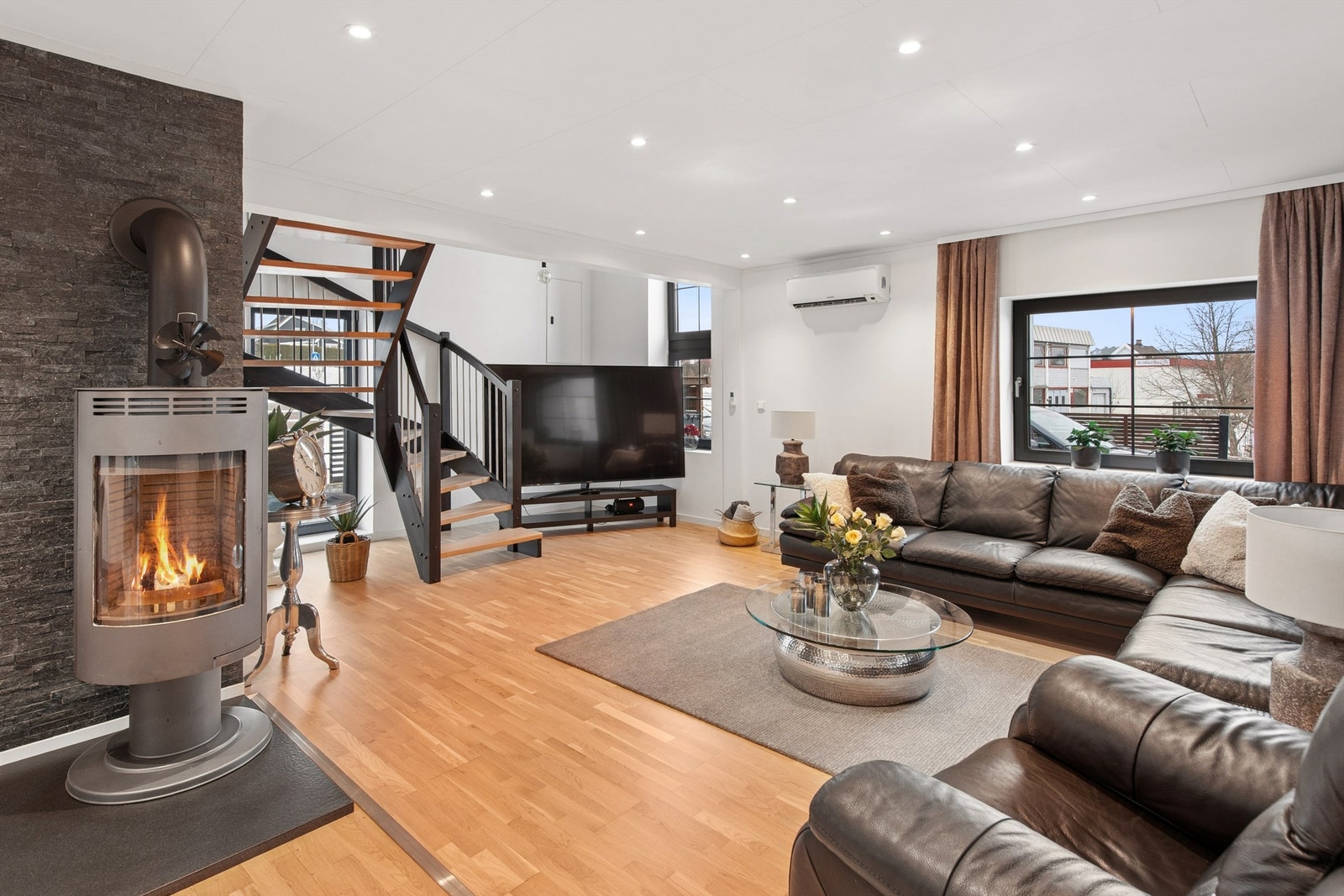 Det er godt med gjennomgående lys i 1. etasje. Galleribilde