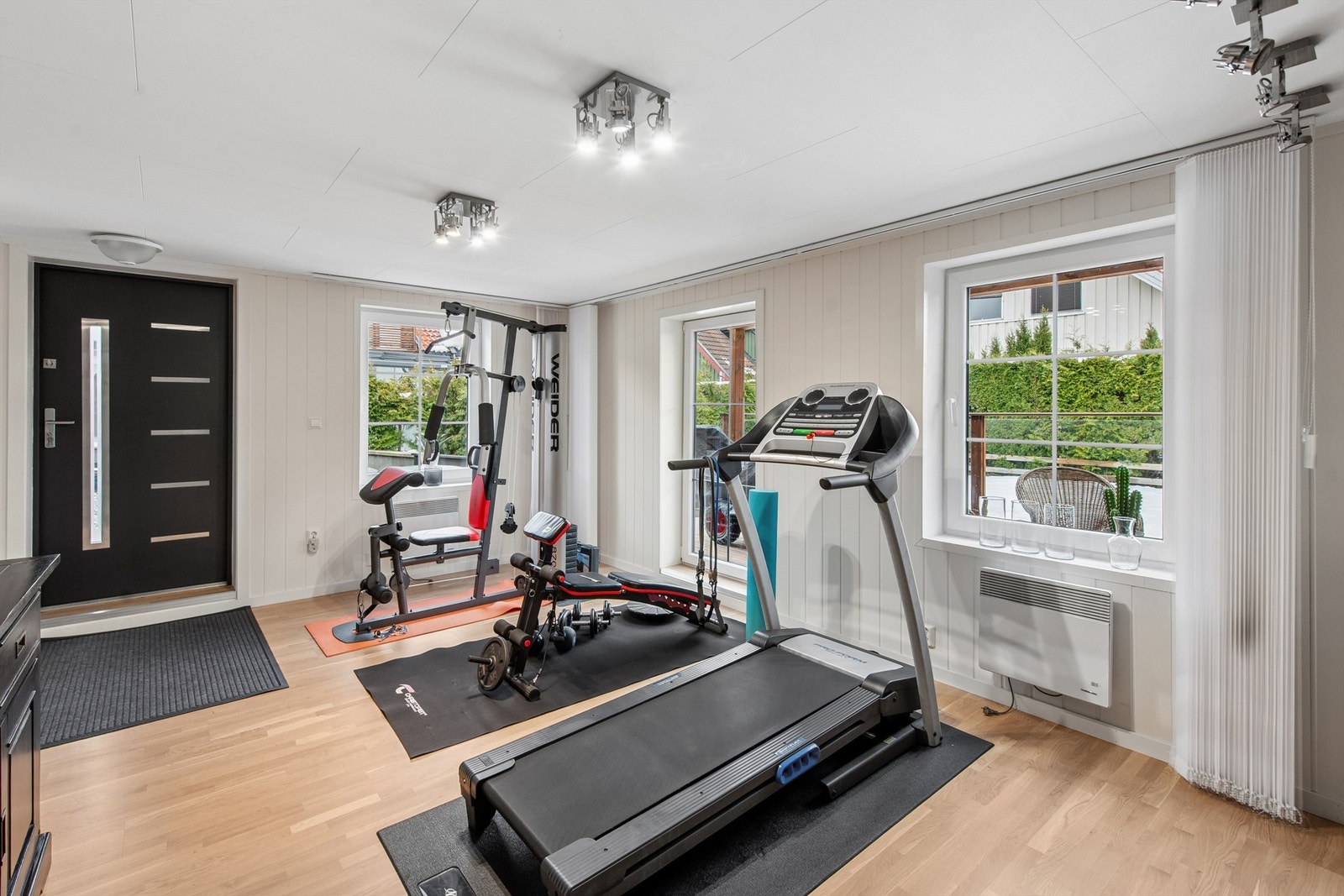 Anneks med innredet treningsrom. Rommene er ikke byggemeldt og ikke godkjent for varig opphold. Galleribilde