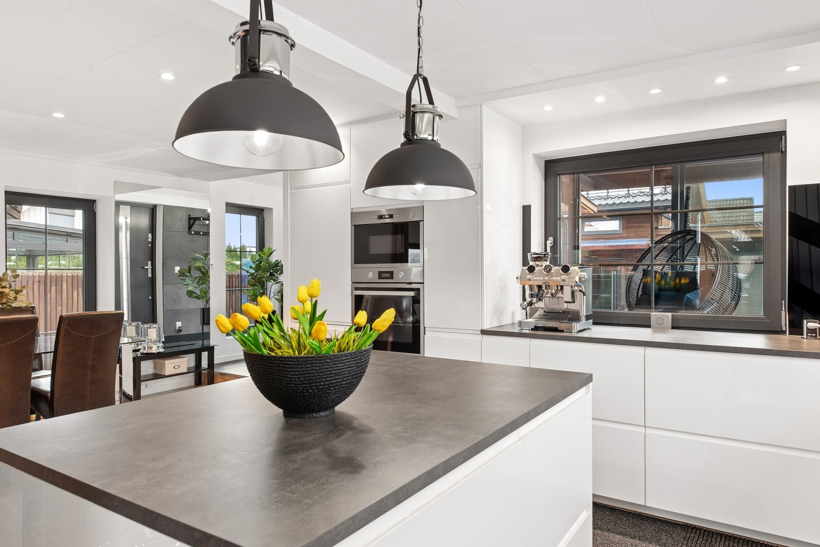 Kjøkkenøy gir et fint og naturlig skille mellom de ulike sonene. Galleribilde