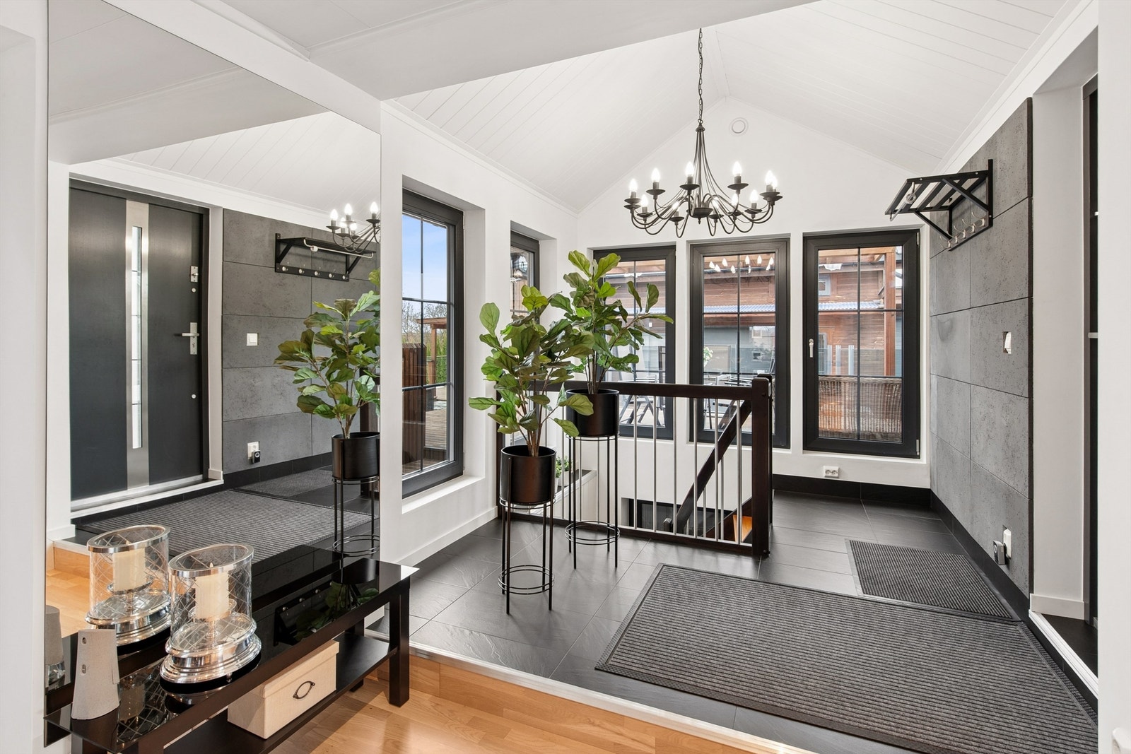 Innbydende entré med mye naturlig lys. Galleribilde