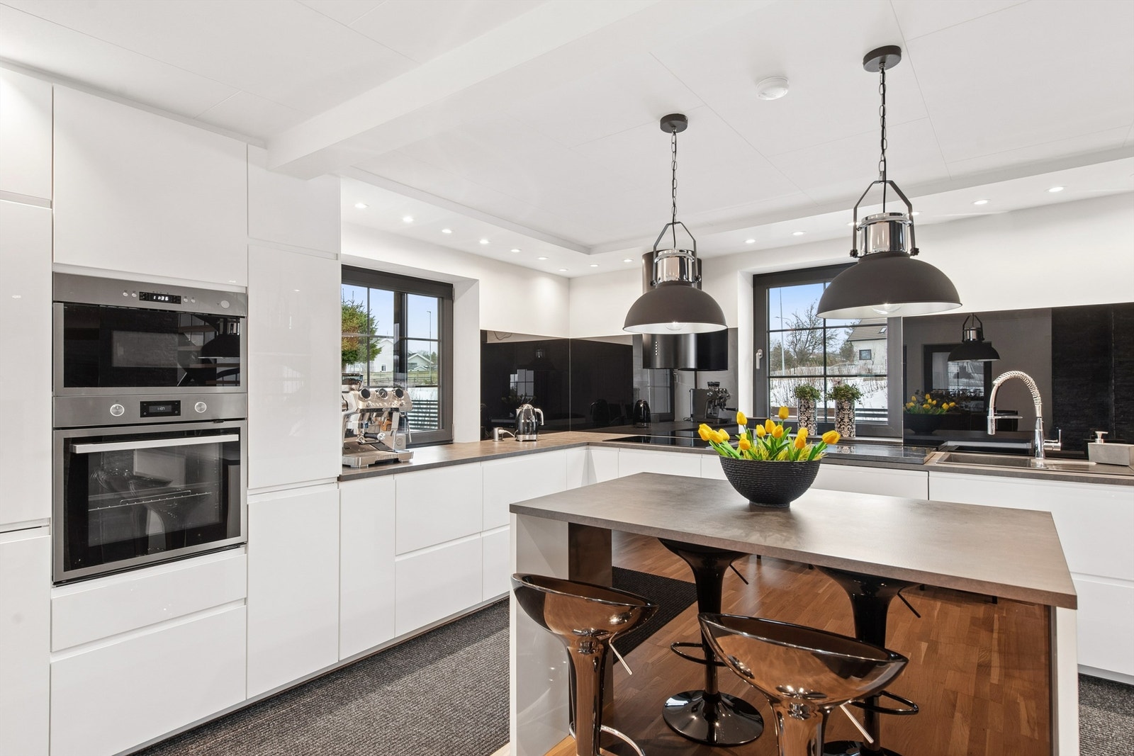 Lekkert kjøkken med øy, stekeovn i benkehøyde og mye skap- og benkeplass. Galleribilde