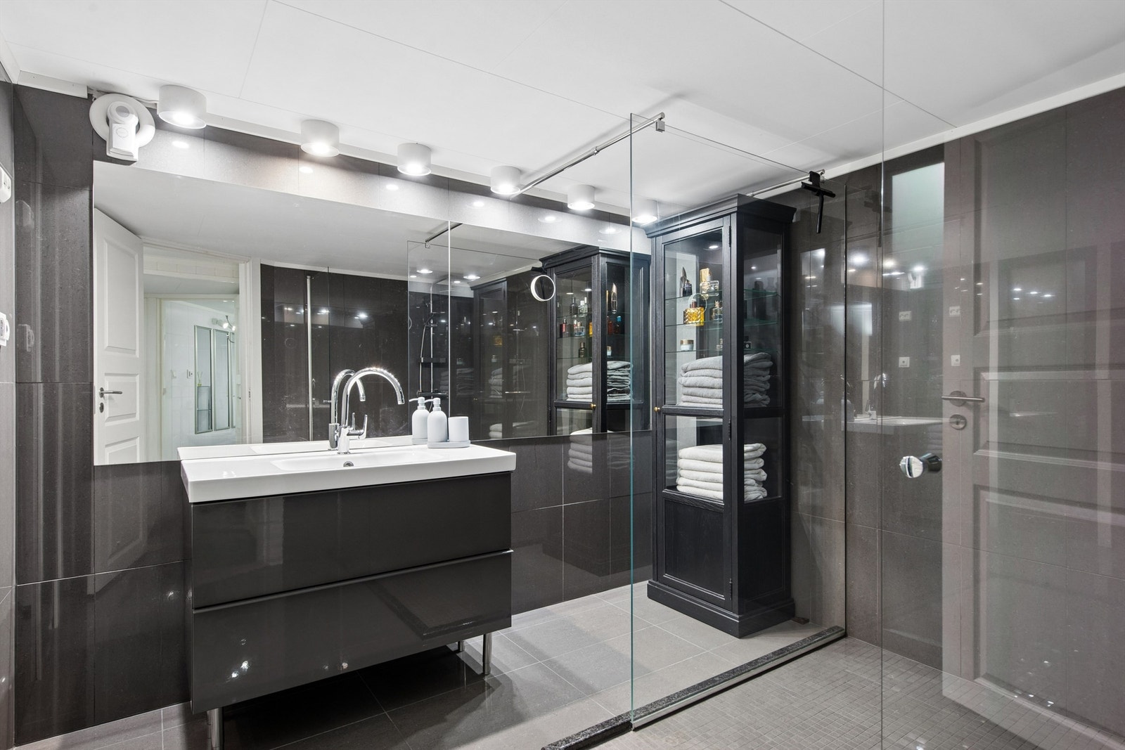 Bad i kjelleretasjen. Galleribilde