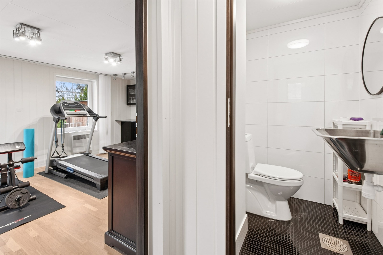 Anneks med innredet treningsrom og toalettrom. Rommene er ikke byggemeldt og ikke godkjent for varig opphold. Galleribilde