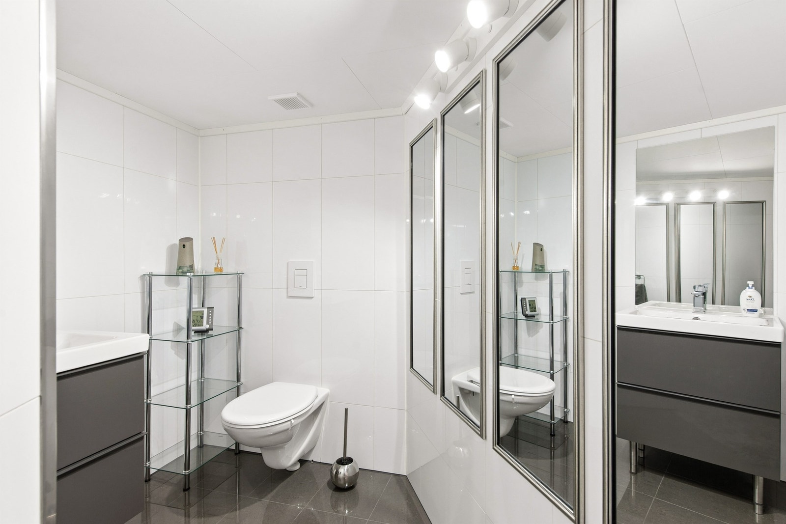 Toalettrom i kjelleretasjen. Galleribilde