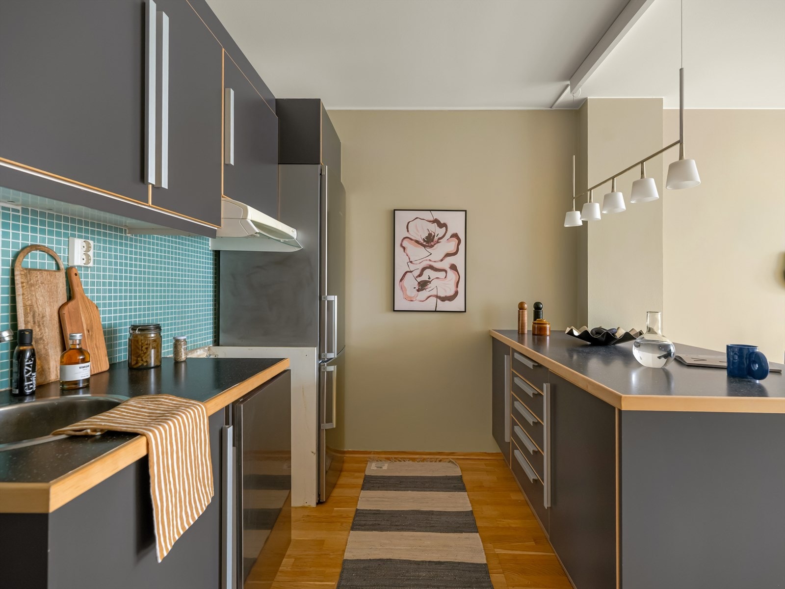 Innredningen har glatte fronter fra 2005 og benkeplater av laminat med nedsenket oppvaskkum. Galleribilde