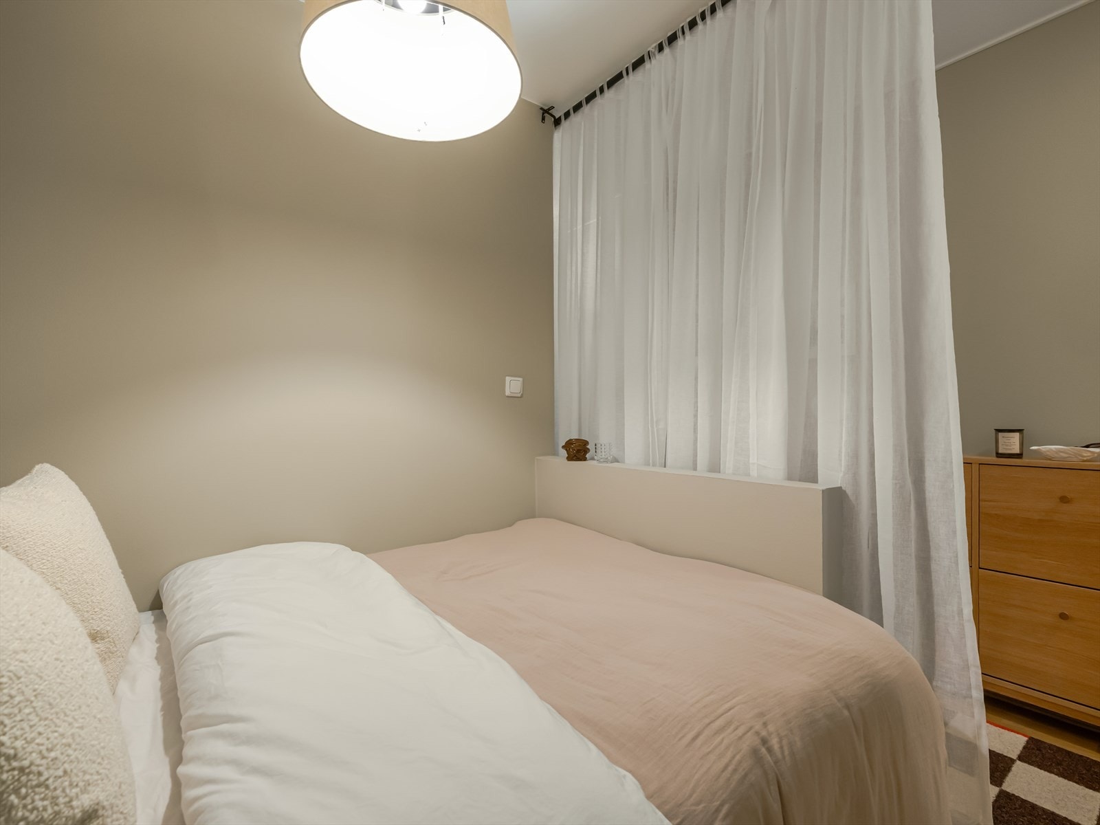 Det er hengt opp gardin for å skille sovealkoven fra entré. Galleribilde