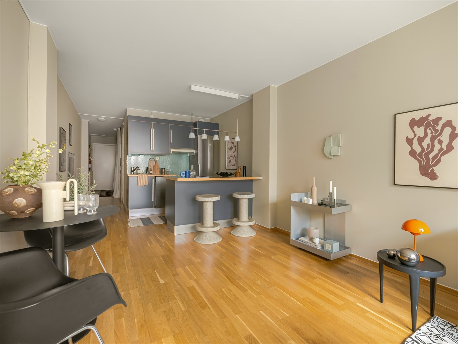 Kjøkkenet ligger i en sosial åpen løsning med stuen. Galleribilde