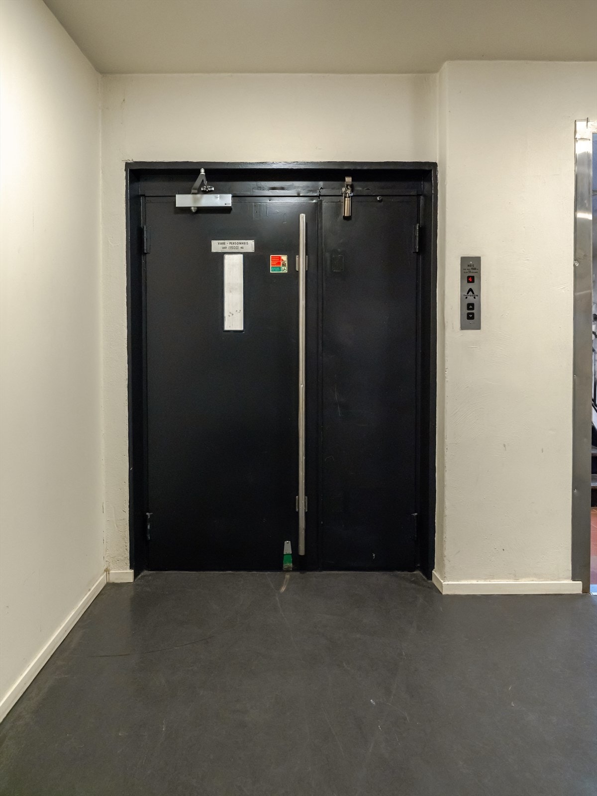 Det er adkomst via felles trappeoppgang med heis og dørcalling. Galleribilde