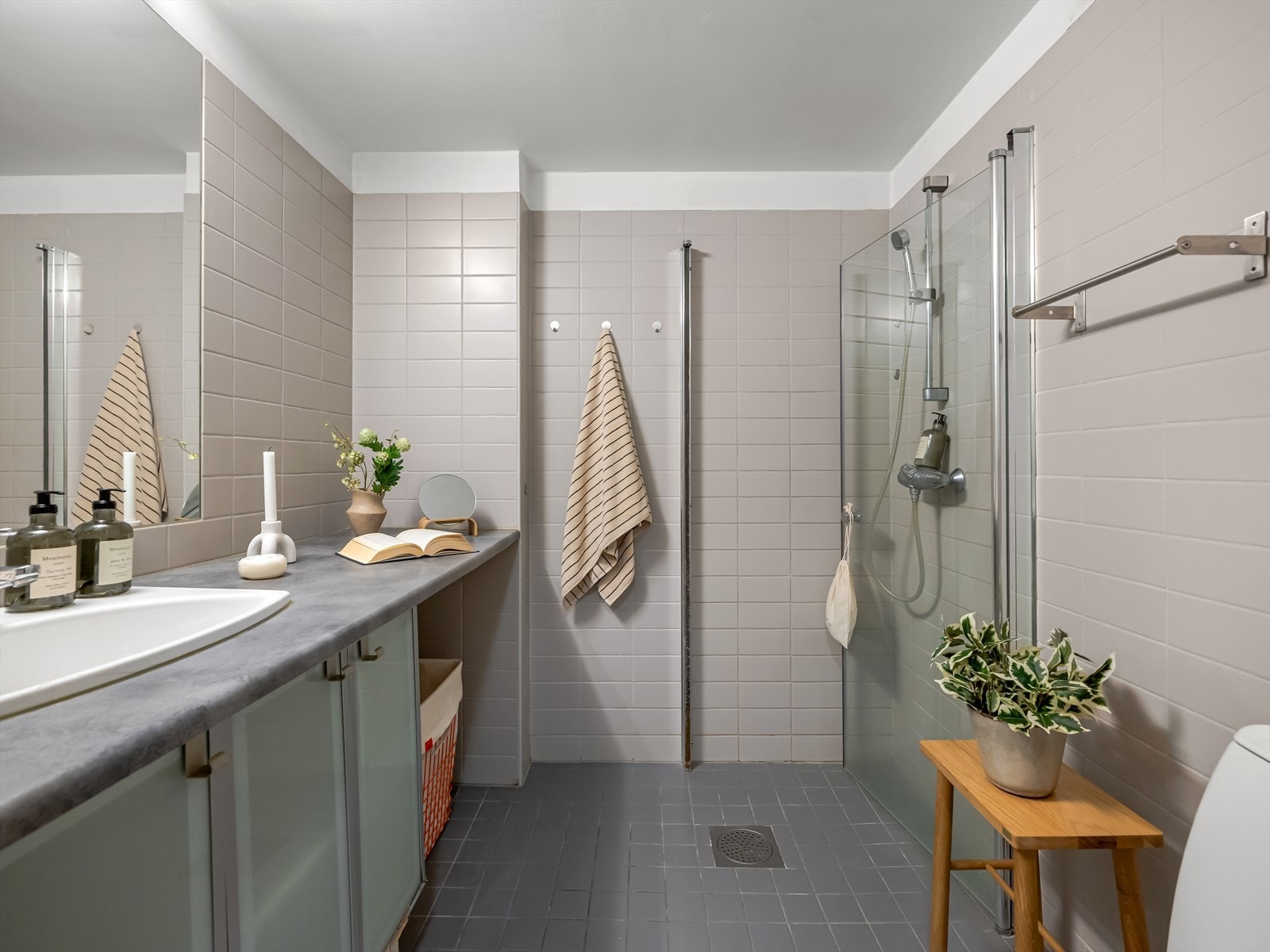 Helfliset baderom fra 2005 med gulvvarme. Galleribilde