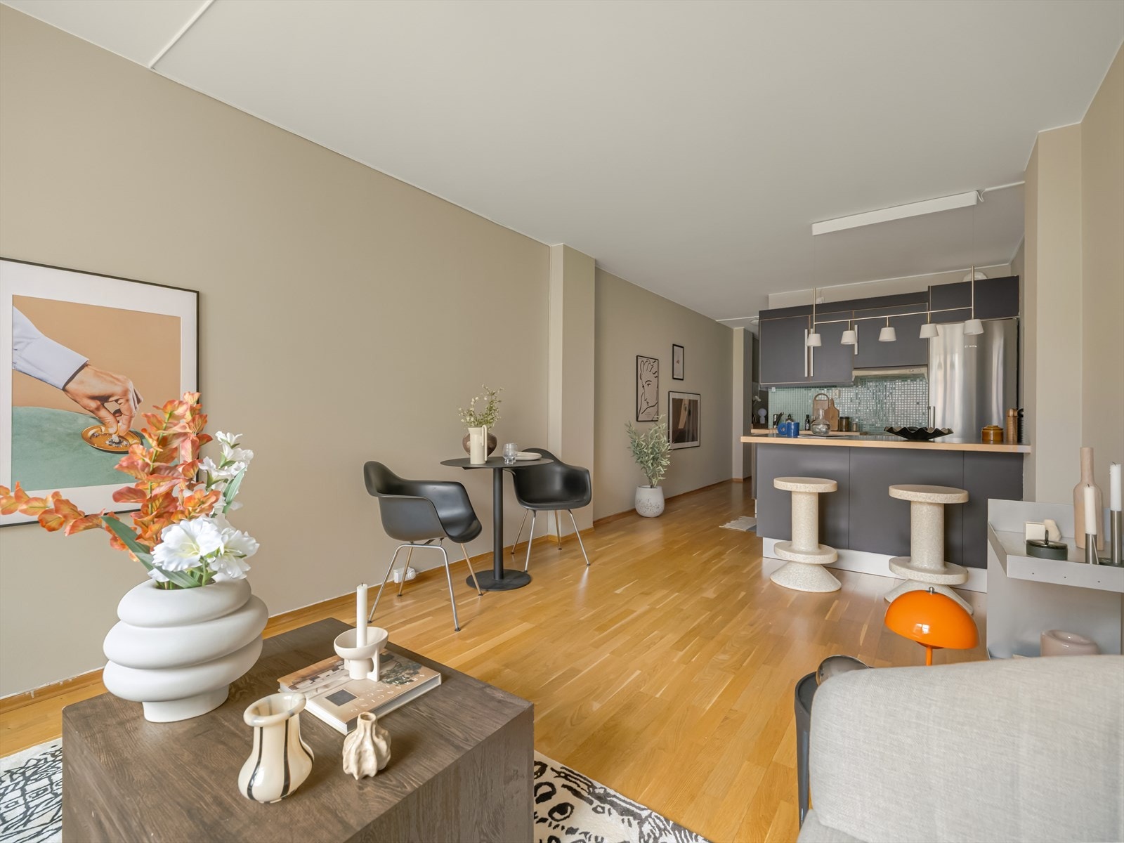 Det er god plass til å innrede i ulike soner, både med TV-krok og spisegruppe. Galleribilde