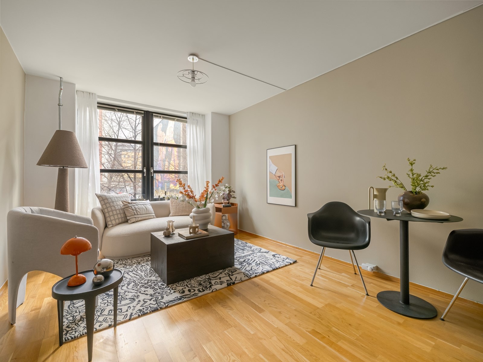 Innbydende stue med en god planløsning som gjør at man kan innrede med ønsket møblement. Galleribilde