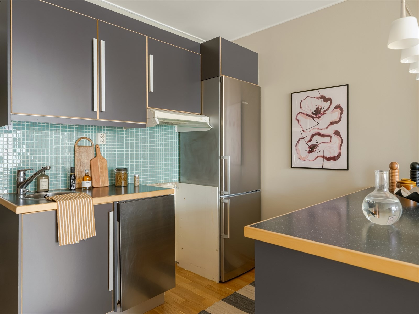 Hvitevarer består av frittstående kjøleskap med frysedel og oppvaskmaskin, samt plass til komfyr. Ventilator i overskap med mekanisk avtrekk. Galleribilde