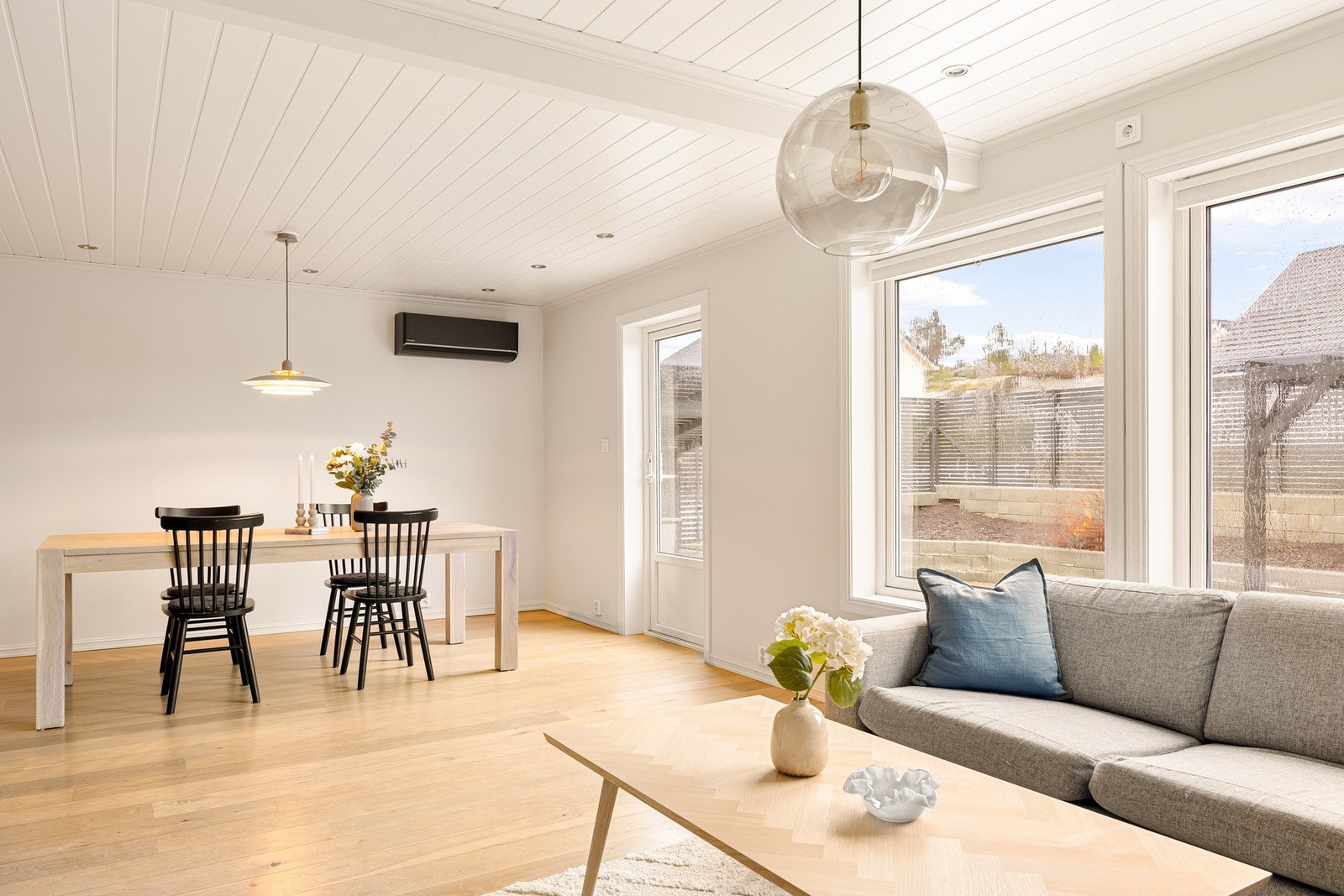 Grunnet rommets størrelse og planløsning er det god plass til å møblere med den favoriserte sofakroken og spisebord av god størrelse. Galleribilde