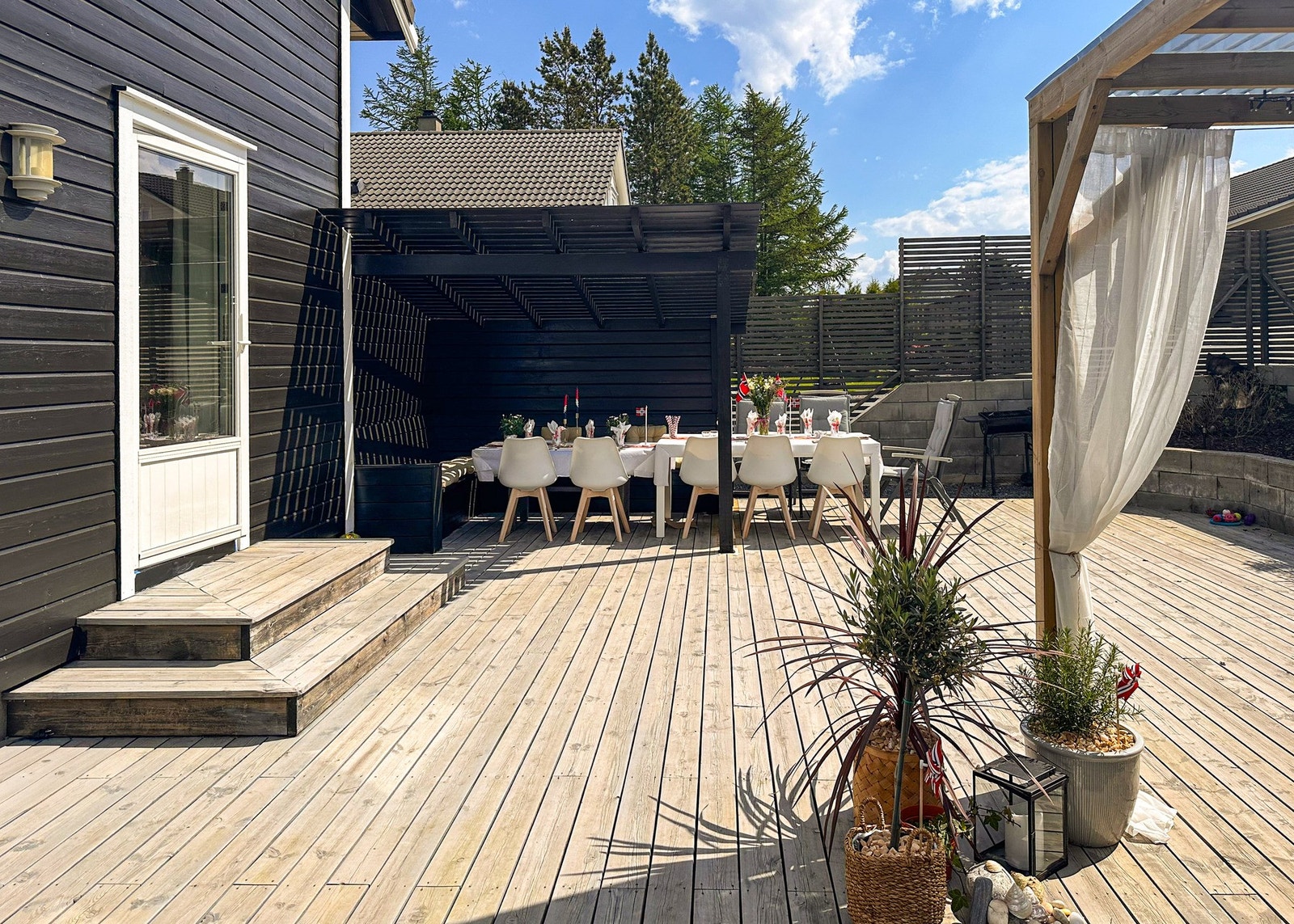 Selgers bilde av uteplassen på sommerstid. Galleribilde