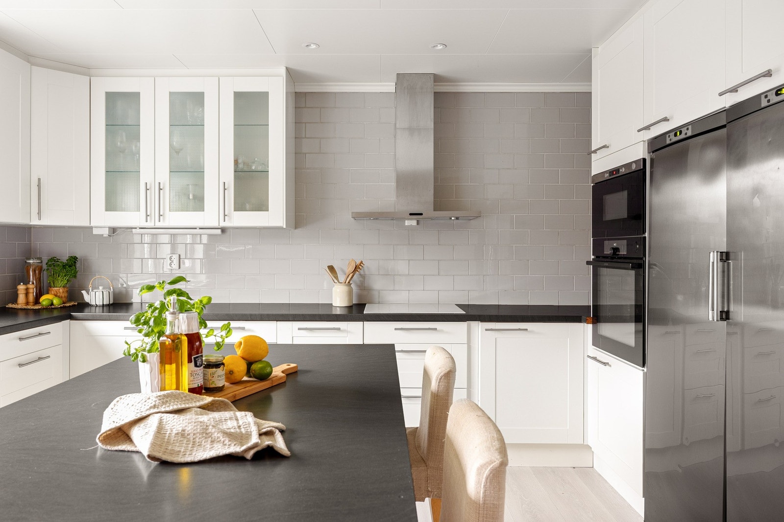 Her er det godt med oppbevaringsplass i skuffer og skap, samt arbeidsplass på benkeplaten og kjøkkenøyen. Galleribilde