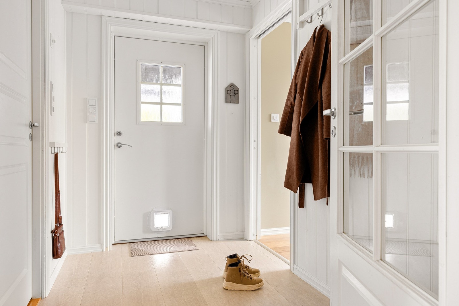 Entréen måles til 4,8 kvm. og har god plass til oppbevaringsløsninger til yttertøy og sko. Galleribilde