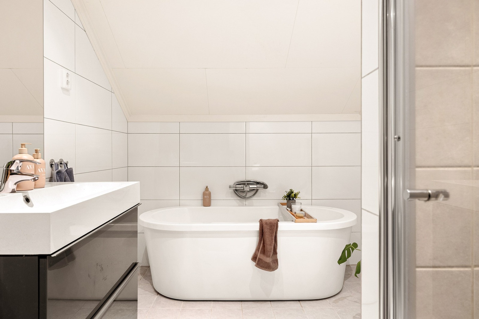 Dette badet måles til 6,3 kvm. og er helfliset med underliggende varmekabler. Galleribilde