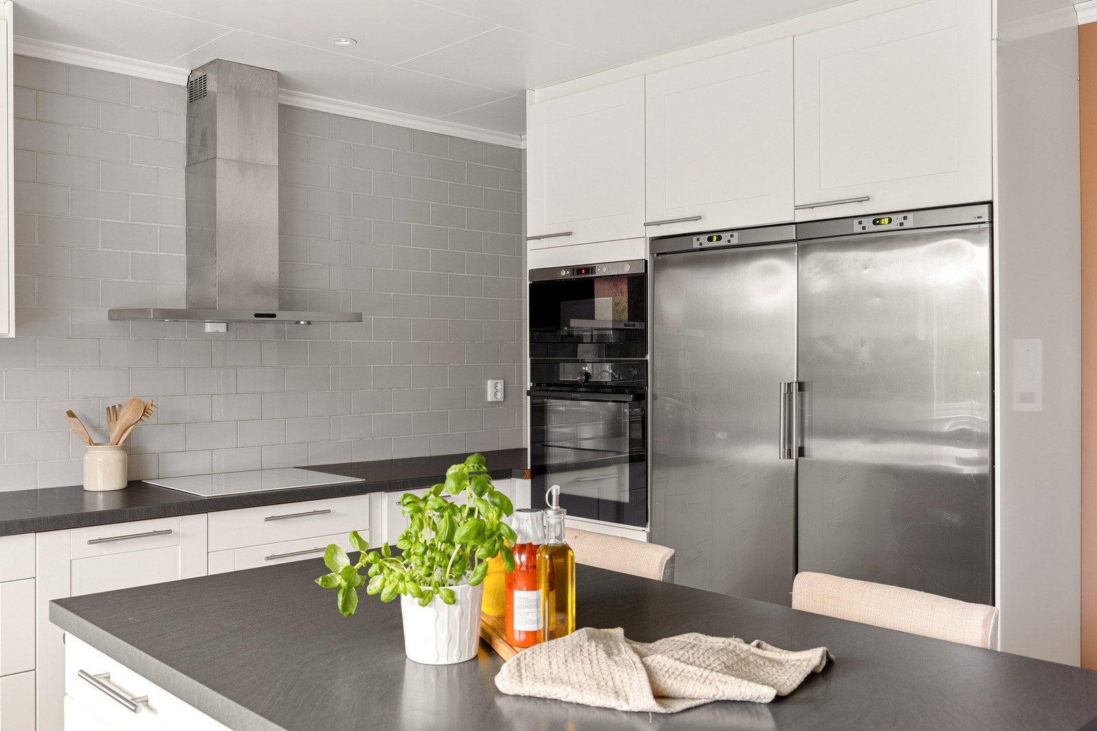 Det er utstyrt med følgende integrerte hvitevarer: Stekeovn, mikrobølgeovn, plateopp og oppvaskmaskin. Kjøleskapet og fryseren er frittstående. Galleribilde