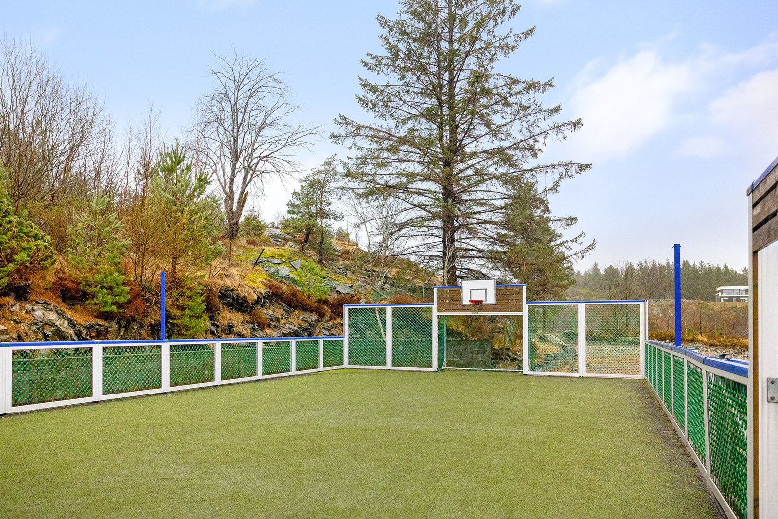 Nabolaget er veletablert med mye barn, og i nabolaget finner vi en ballbinge som kan benyttes av beboerne. Galleribilde