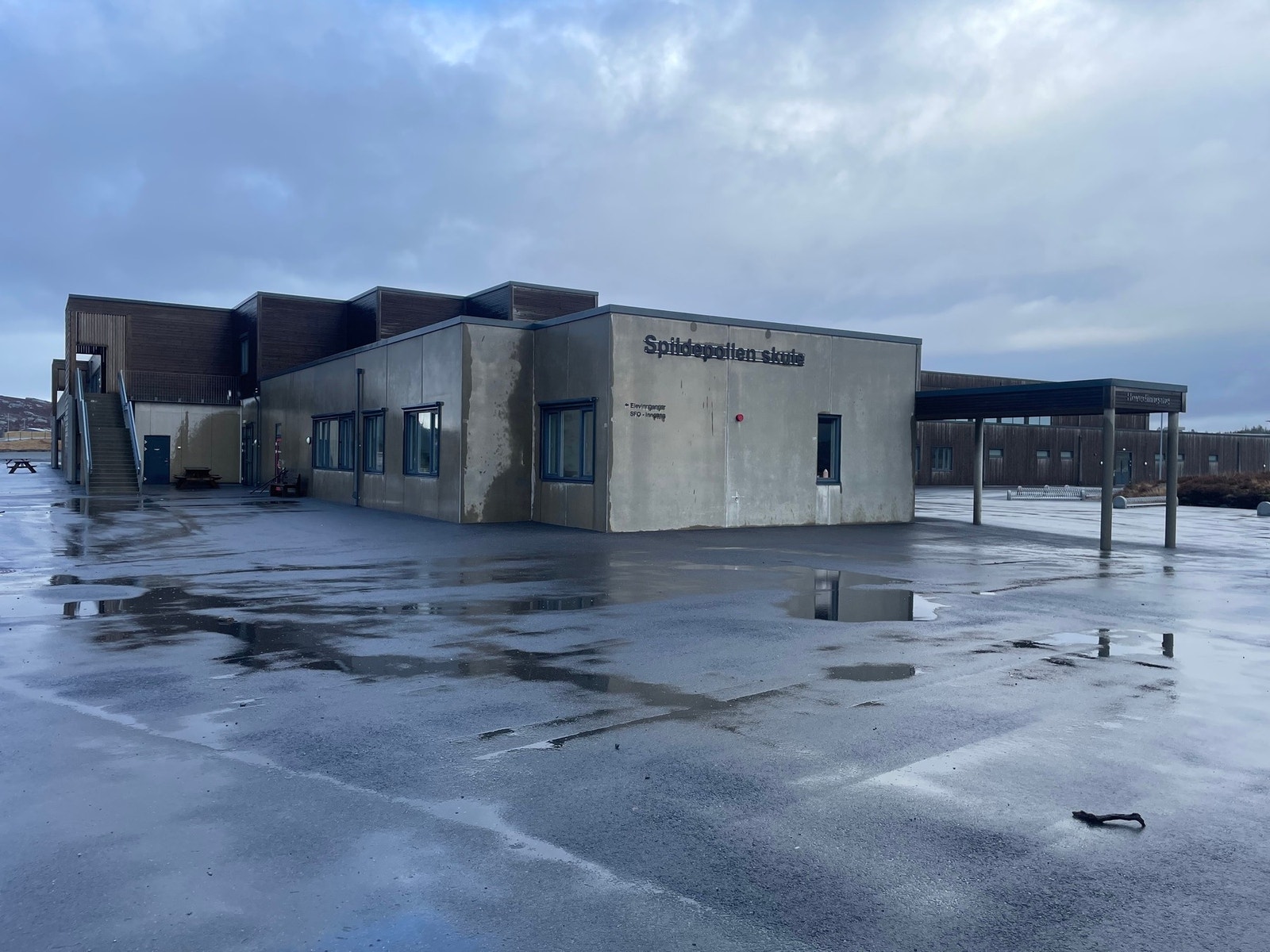 Her ligger også skolen, samt Spildepollen Sykkelpark og Spildahallen. Galleribilde