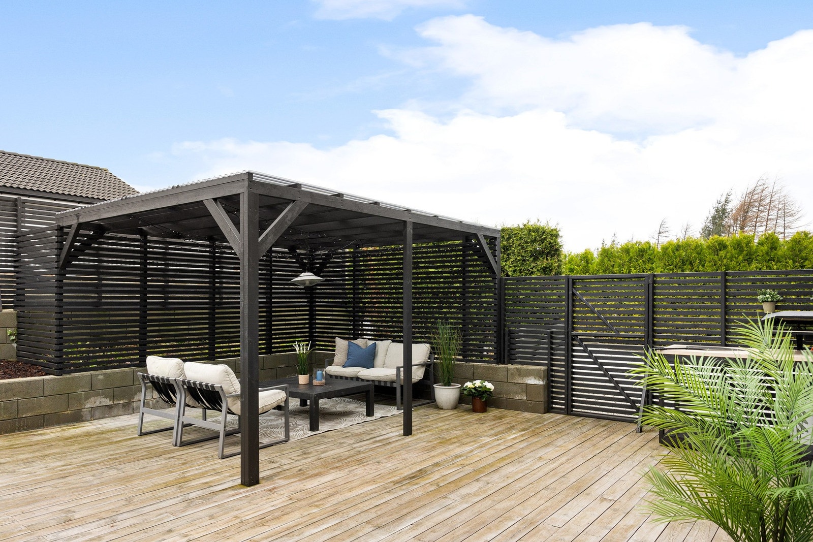 Det er god plass til å møblere med diverse hagemøbler og skape forskjellige soner, blant annet under den lekre pergolaen. Galleribilde