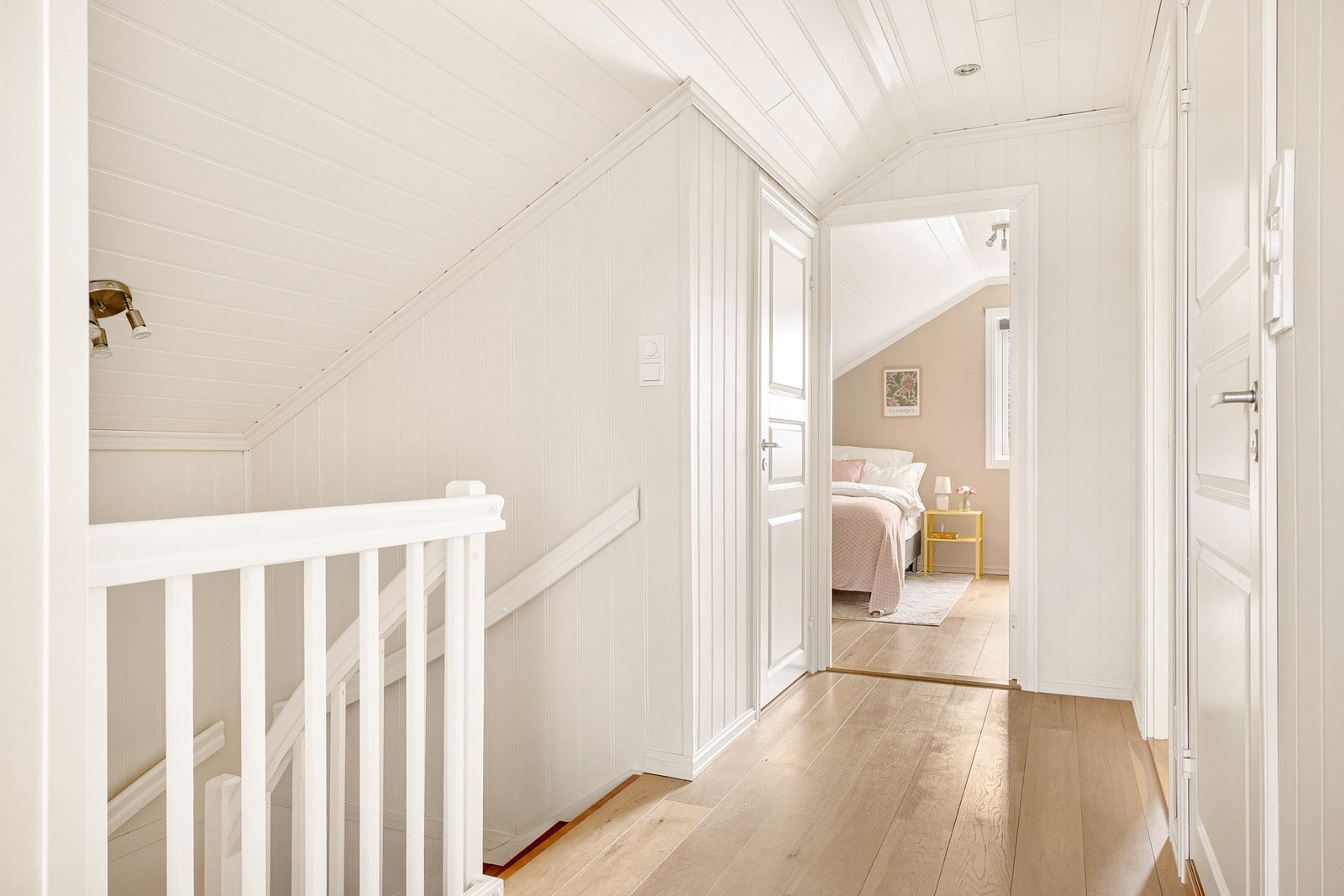 Vi beveger oss opp i 2. etasje hvor vi finner bad, fire soverom og to boder. Galleribilde