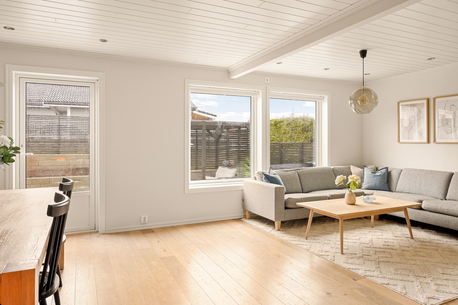 Her er det store vindusflater som slipper inn godt med naturlig lys. Galleribilde