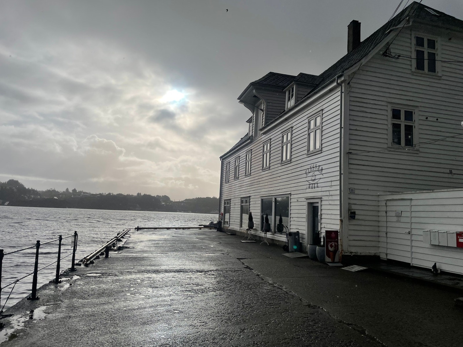 En 9 minutters kjøretur ligger Glesvær kafe. Galleribilde