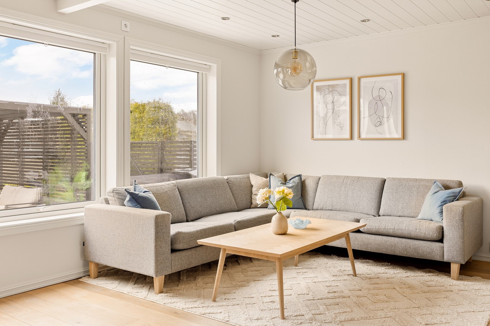 Vi beveger oss inn i stuen som måles til 31,8 kvm. Galleribilde