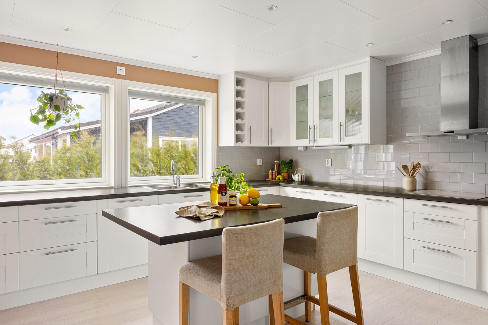 Kjøkkenet måles til 17,4 kvm. Her er det en lys og flott kjøkkeninnredning som består av profilerte fronter og benkeplate av laminat. Galleribilde