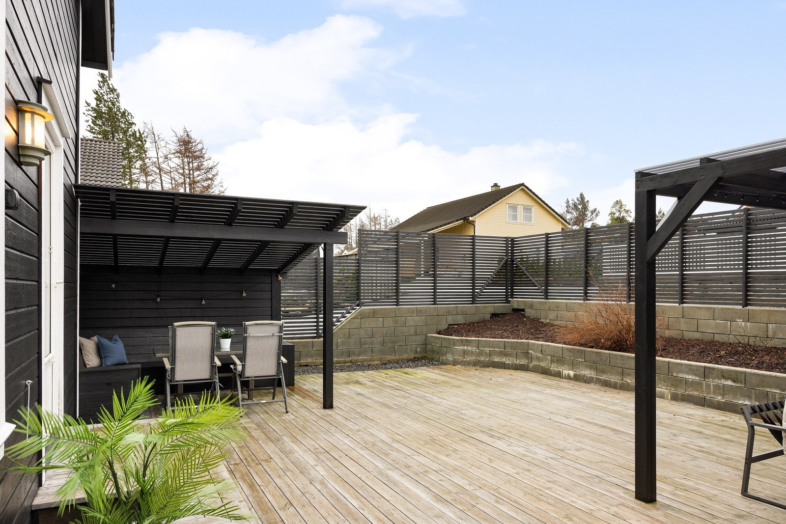 Da terrassen er sørvestvendt er det svært gode solforhold fra tidlig på dagen til sent på kvelden! Galleribilde