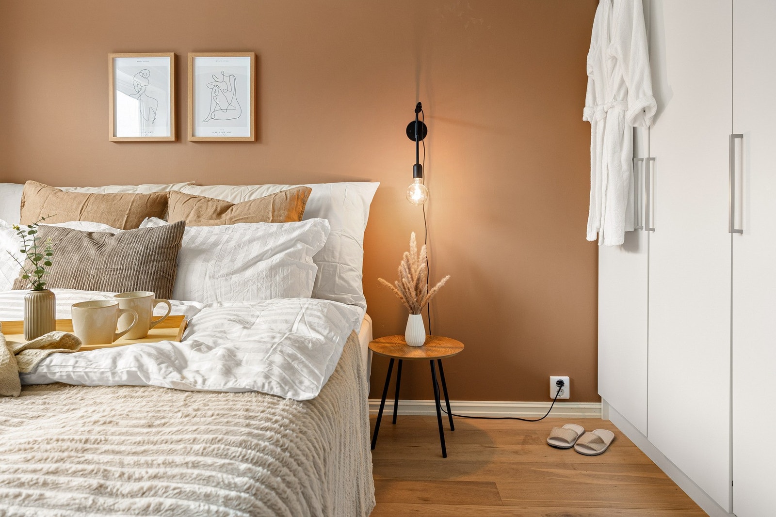 Her er det god plass til en stor seng med nattbord på hver side, samt at det er godt med oppbevaringsplass i et praktisk garderobeskap. Galleribilde