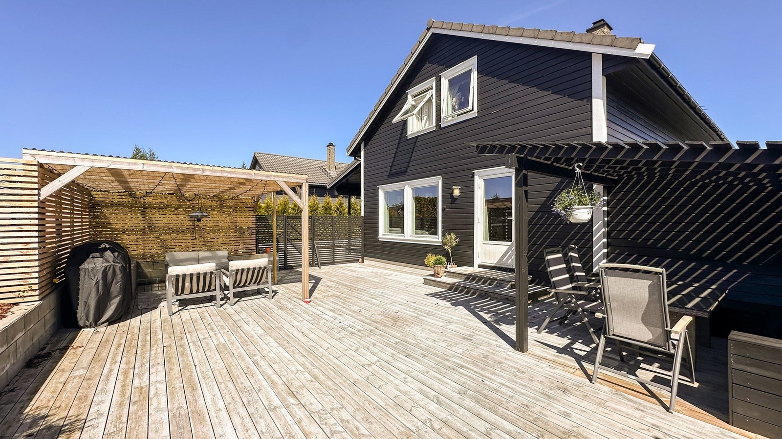 Boligen har en stor terrasse på 68 kvm. Galleribilde