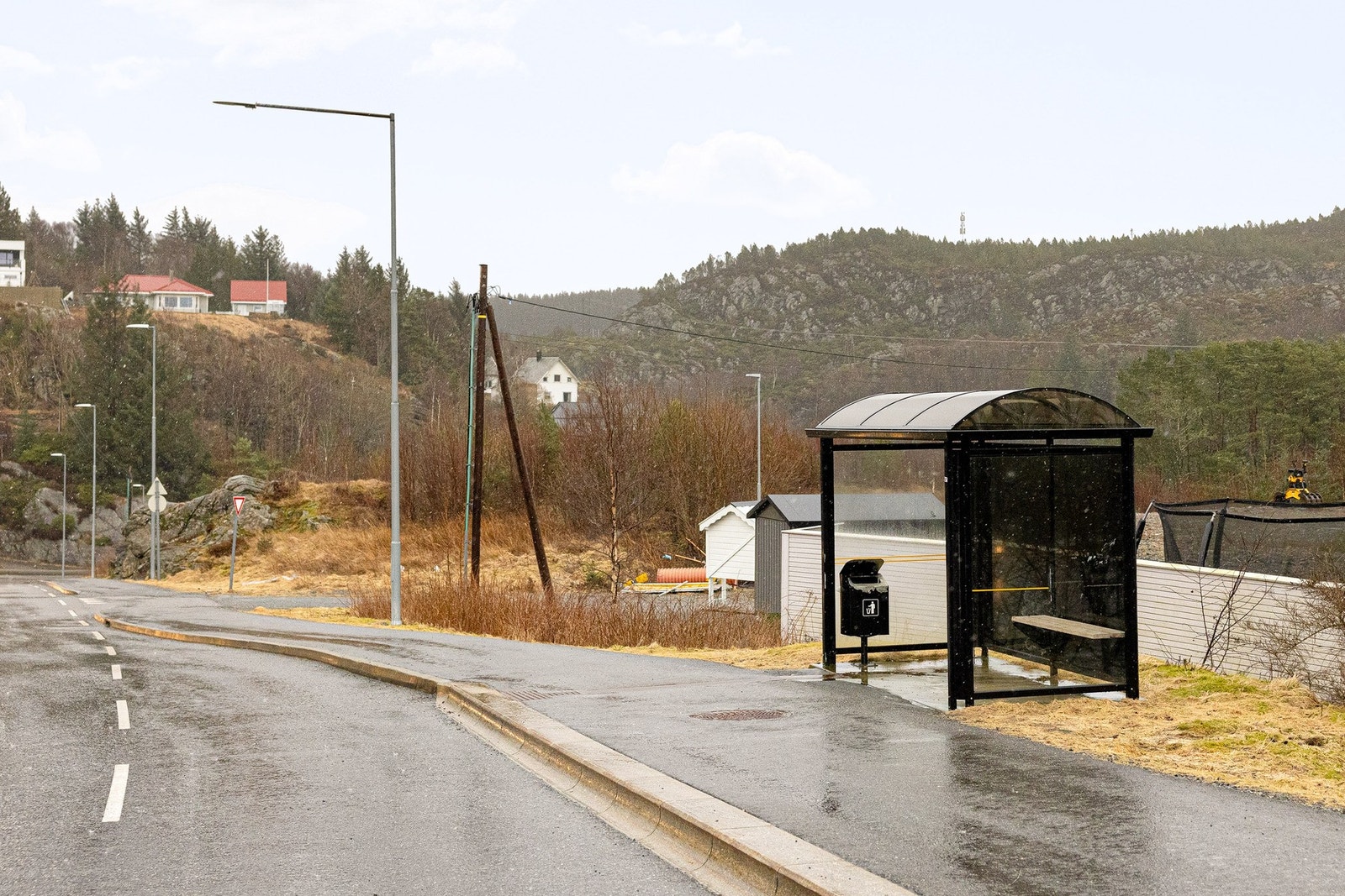 En 4 minutters gange unna finner man bussholdeplassen. Galleribilde