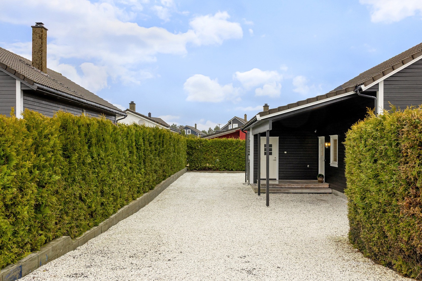 Det er godt med parkeringsplass på eiendommen med el-bil lader. Galleribilde