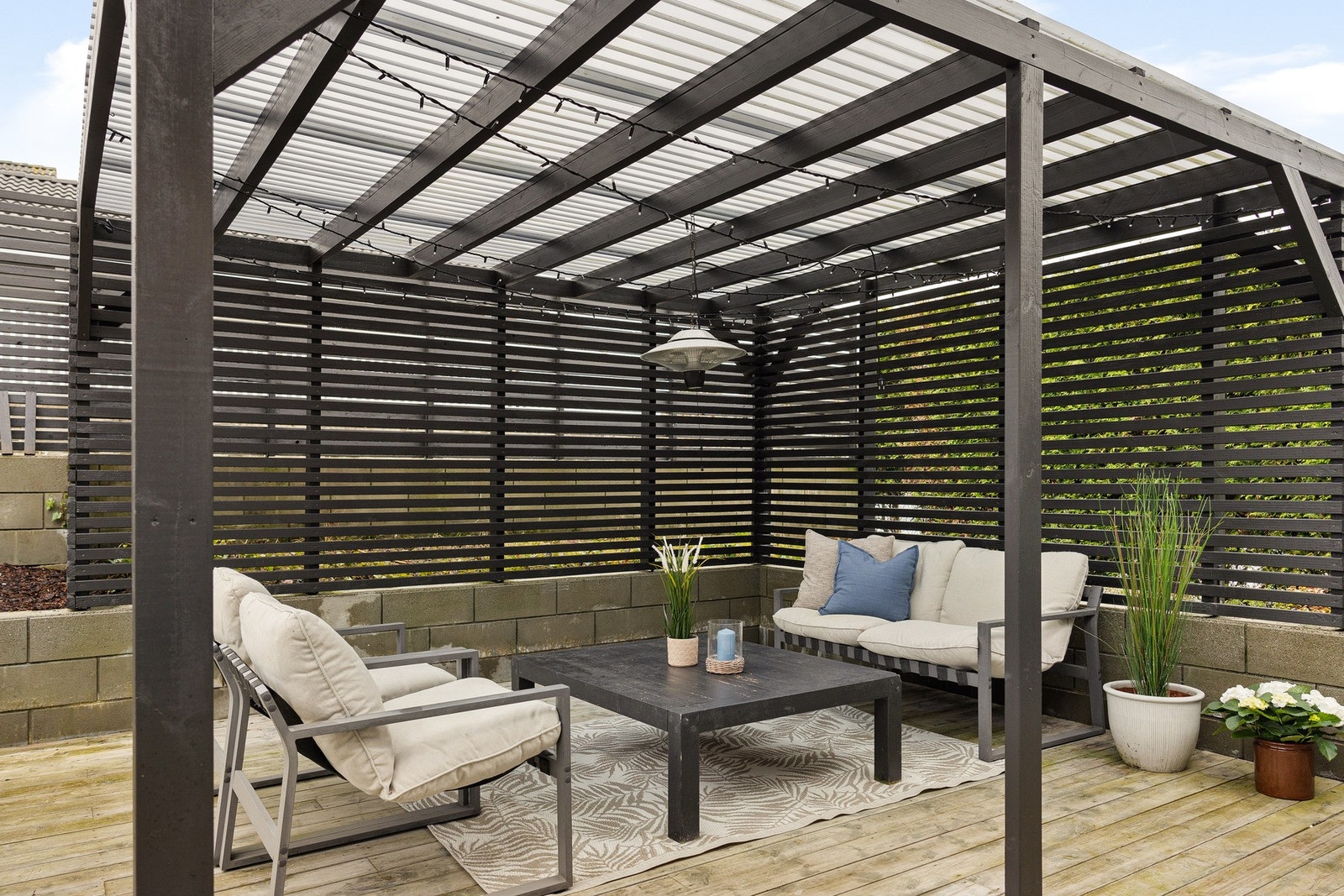 Dette er en lekker og innholdsrik enebolig med pent opparbeidet tomt, sørvestvendt terrasse og stor hage. Galleribilde