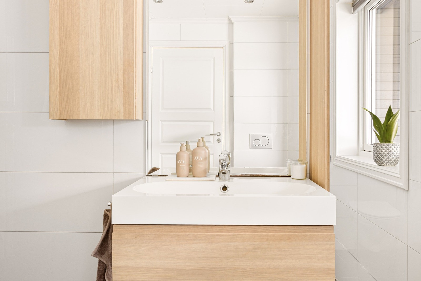 Det er innredet med vegghengt toalett, dusjnisje med garnityr og dør, og baderomsmøblement med høyskap, speil og belysning. Galleribilde