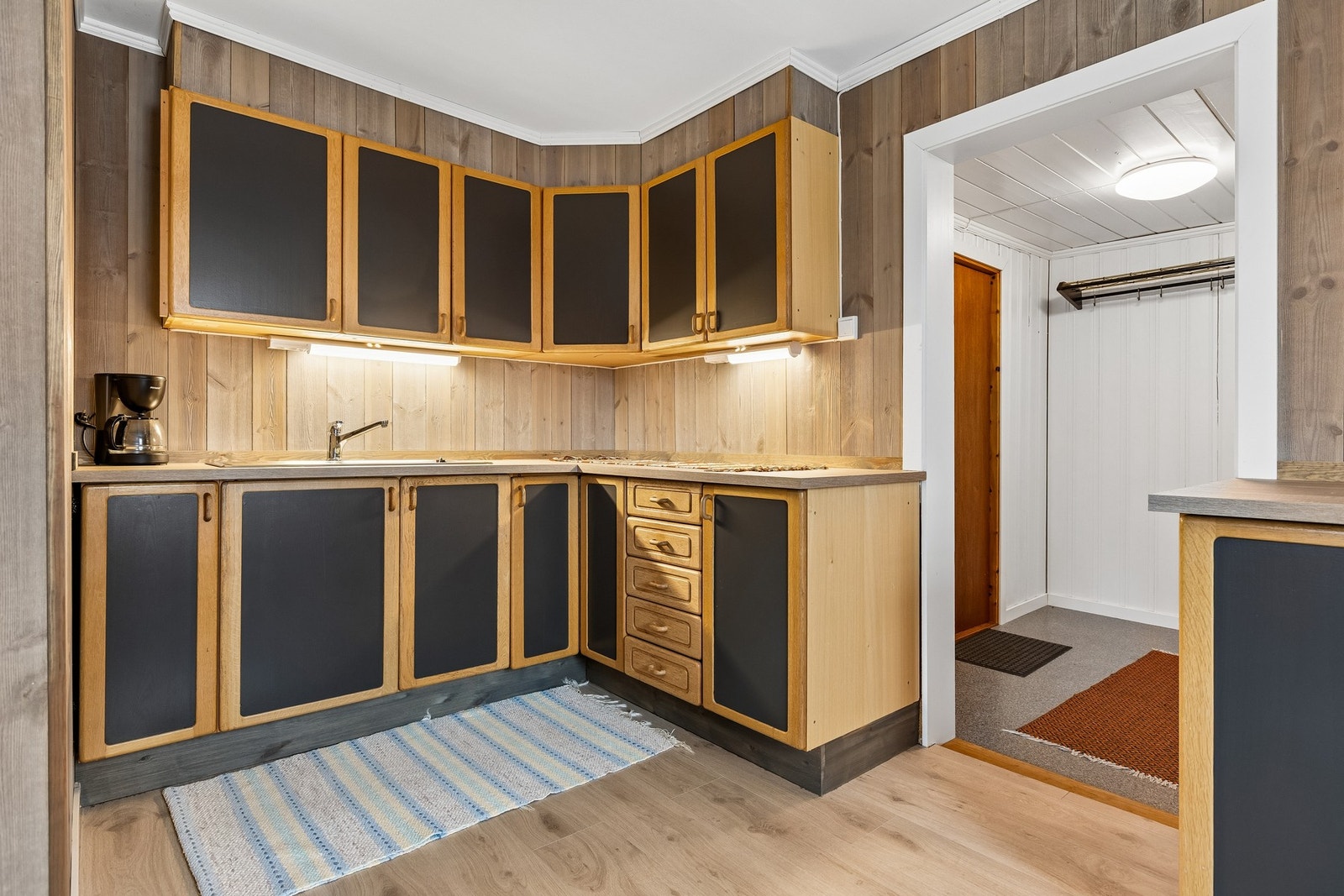 Fra gangen går man inn i kjøkkenet som passer perfekt til kjøkkenrommet og resten av boligen/fritidsboligen. Galleribilde