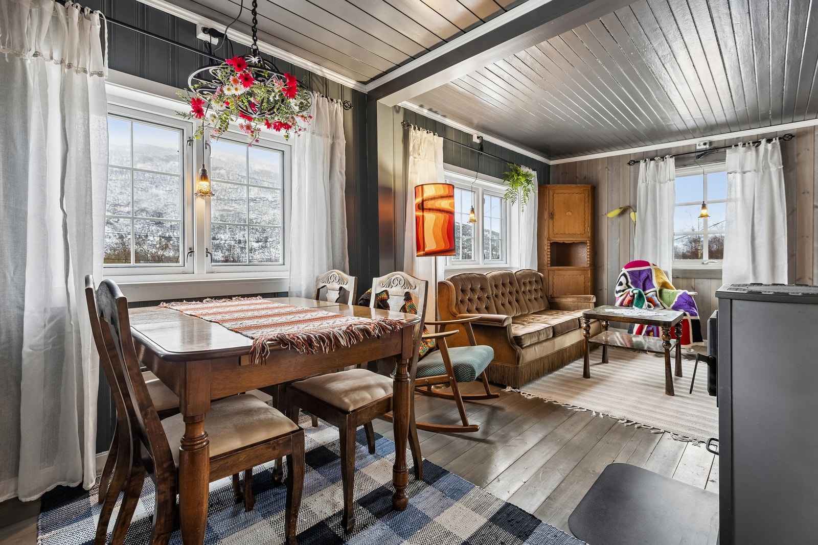 Se den koselige stuen! Tregulv, malt panel og gode vindusåpninger, idyll! Galleribilde