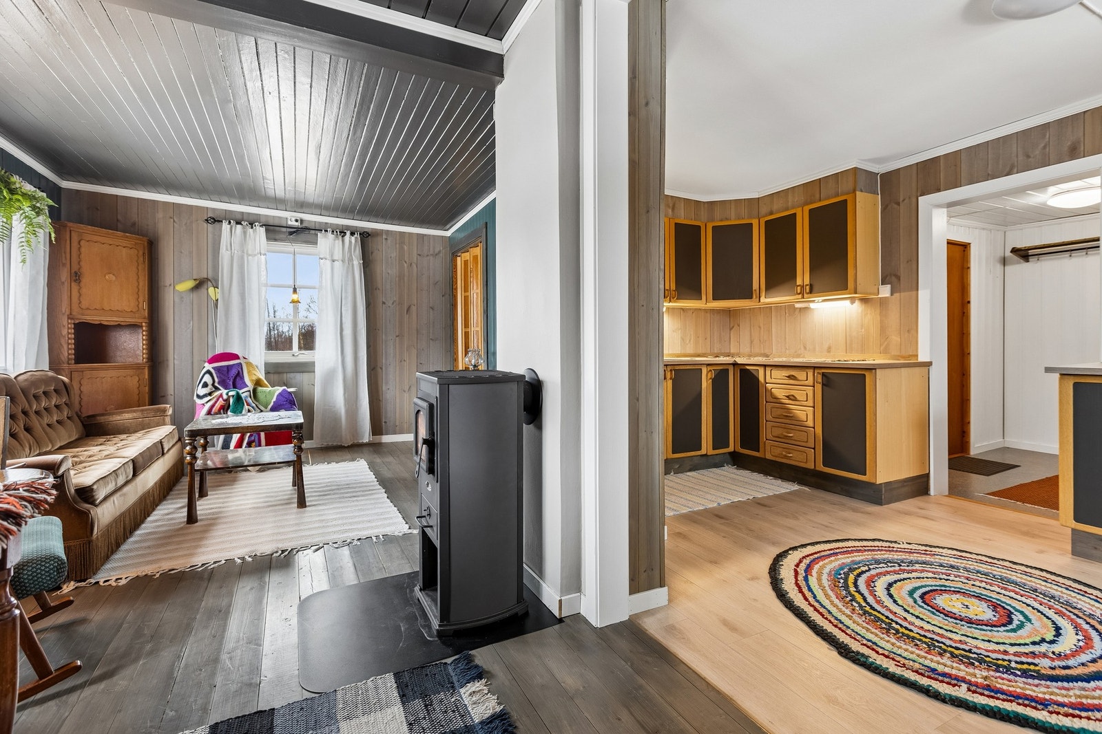 Fra kjøkkenet er det stor åpning mot stuen. Galleribilde