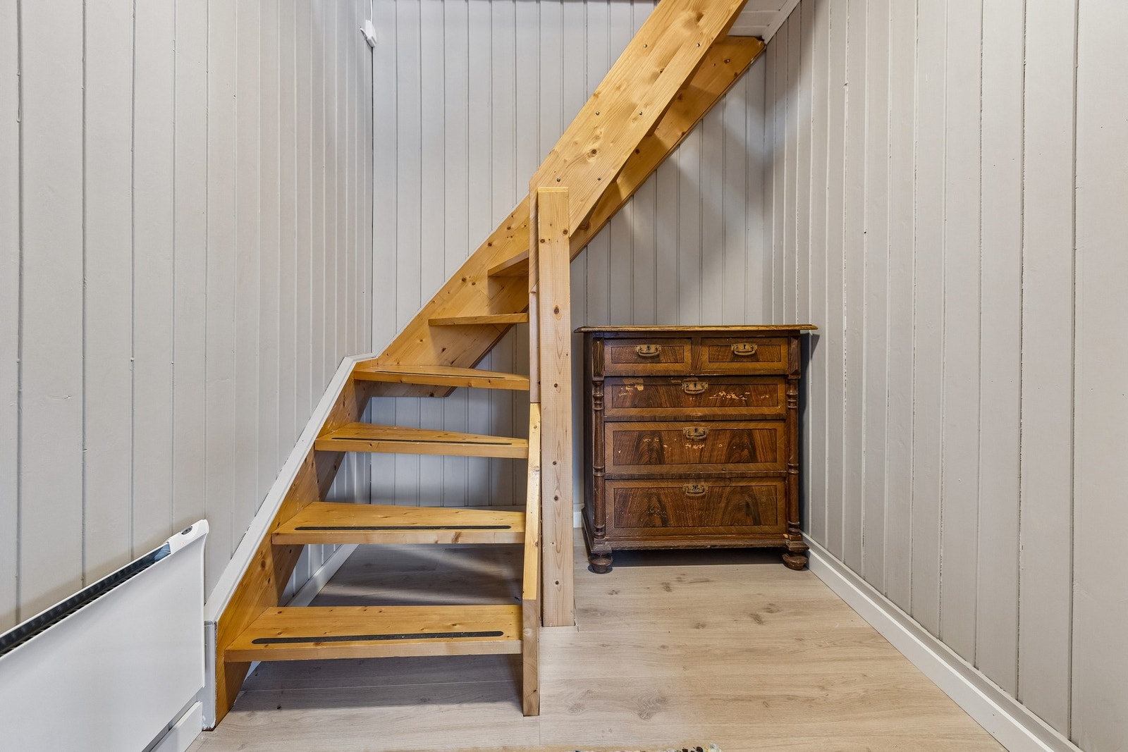 Trappen tar deg opp i den private delen, loftetasjen med de 3 soverommene. Galleribilde