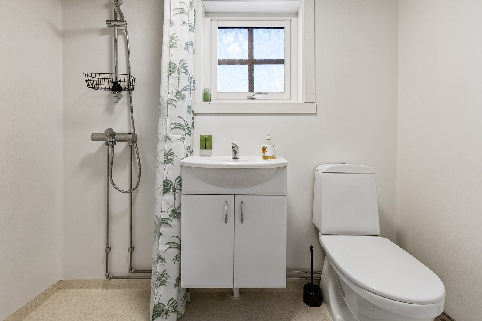 Dusj, baderomsinnredning og toalett. Galleribilde