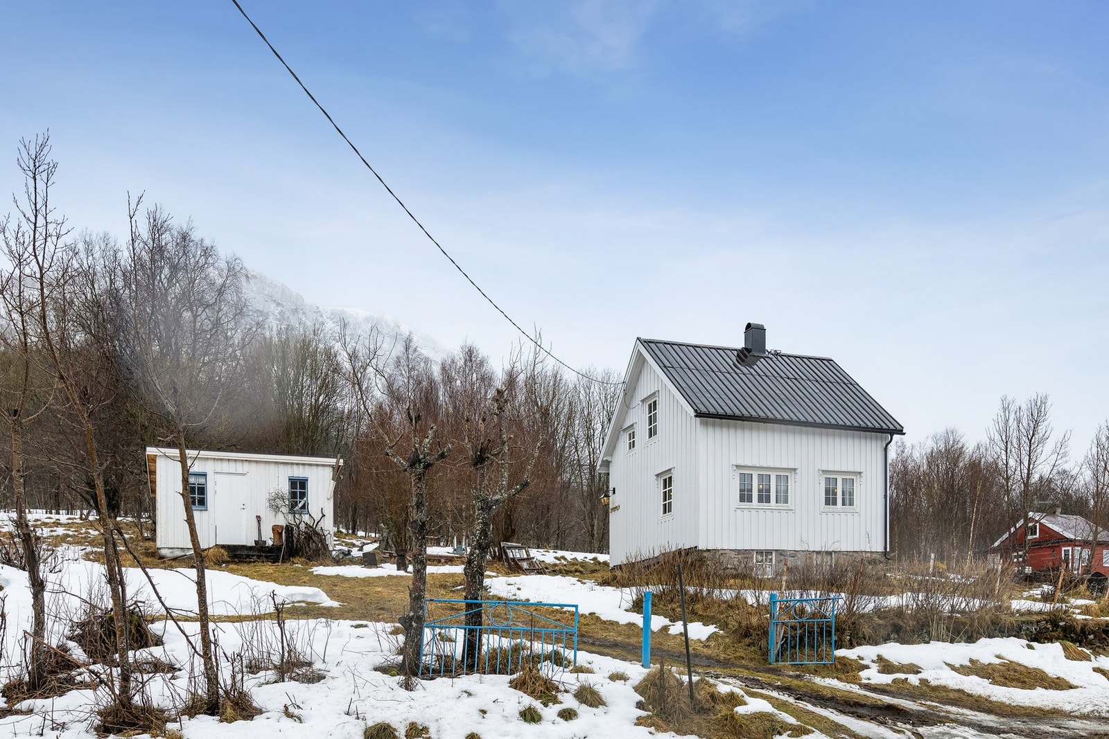 Velkommen til gården Solbakken, Tjeldøyveien 233 presentert av eiendomsmegler Eirik Jakobsen. Foto: EFKT. Galleribilde