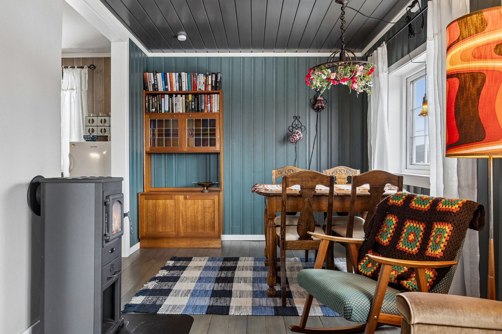 En moderne vedovn gir lun varme på kalde kvelder, Galleribilde