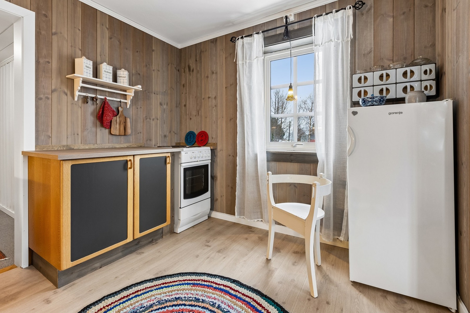 For å utnytte plassen og få ekstra benkeplate og lagringsplass er en del av innredningen plassert her. Galleribilde