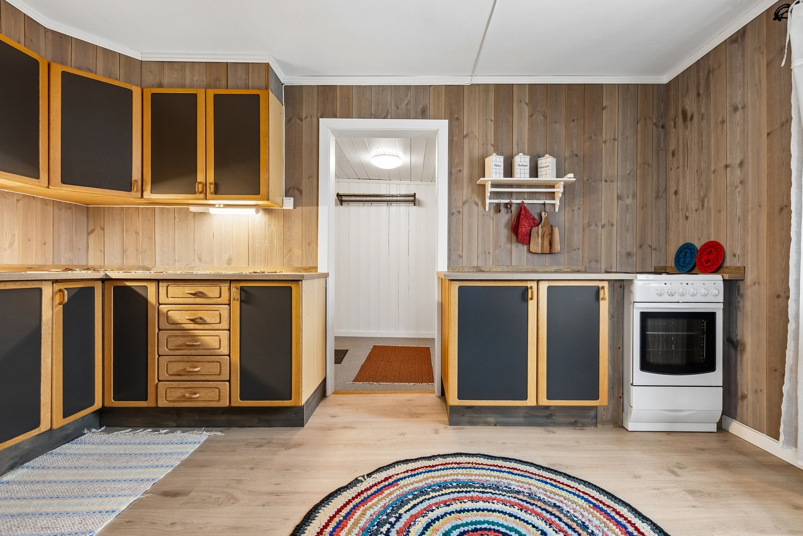 Fra kjøkkenet er det dør ut til gangen og badet. Galleribilde